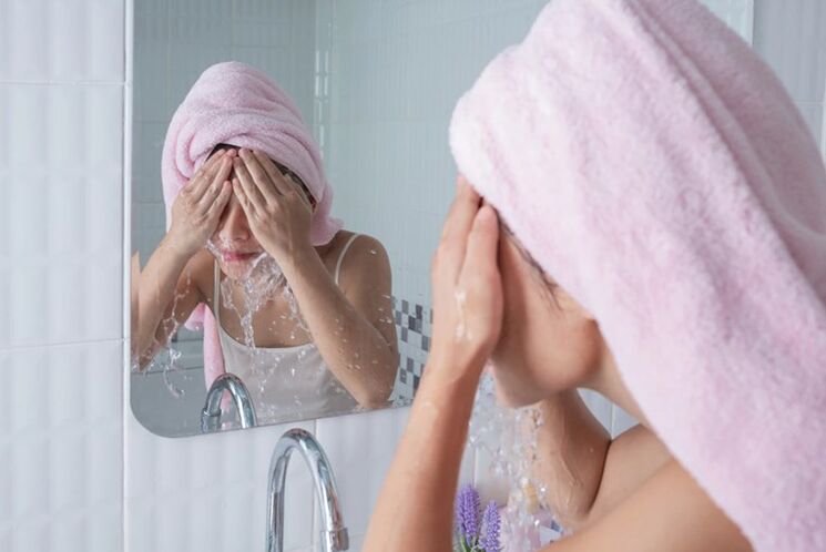 使用后，应将焕肤面膜用温水洗净。
